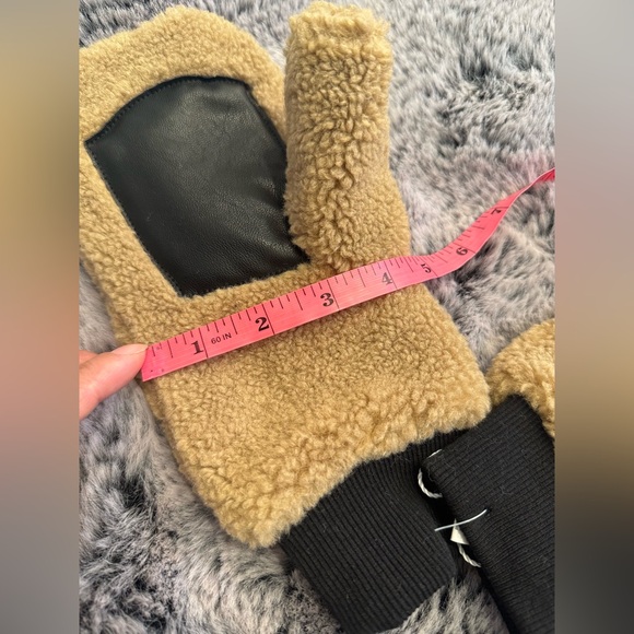 Intrend by Max Mara Plush Effect Mittens Size: OS New Fall / Winter Color: Camel - Picture 10 of 10